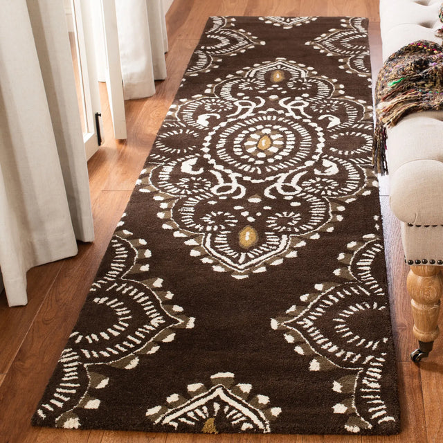 Safavieh Wyndham 2'-3" x 9'-0" Rug in Brown / Ivory