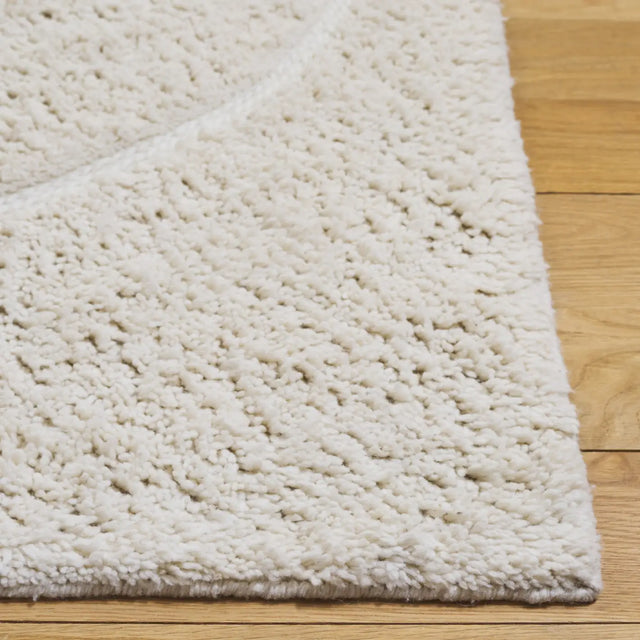 Safavieh Casablanca 4'-0" x 6'-0" Rug in Ivory