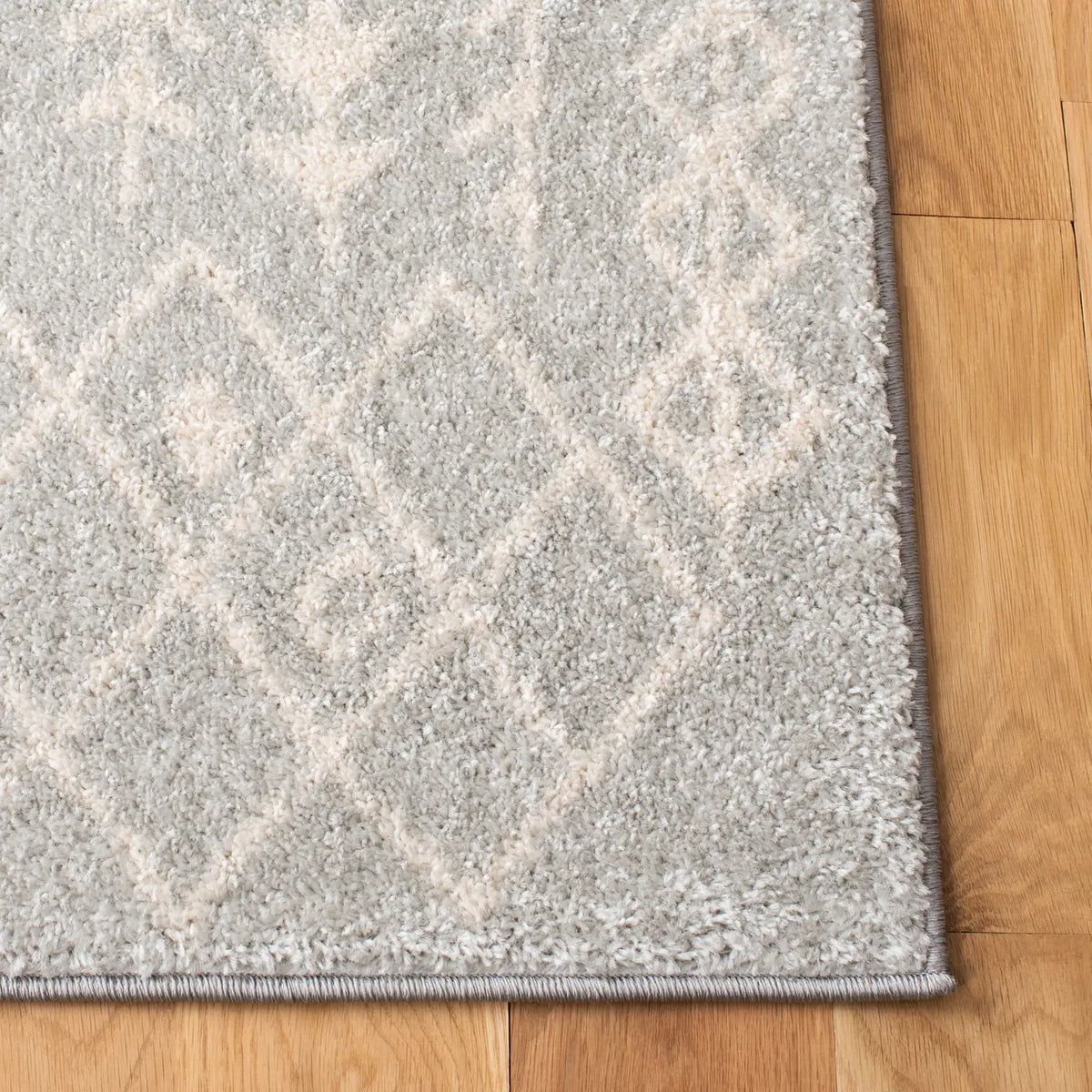 Safavieh Tulum 4'-0" x 6'-0" Rug in Light Grey / Ivory