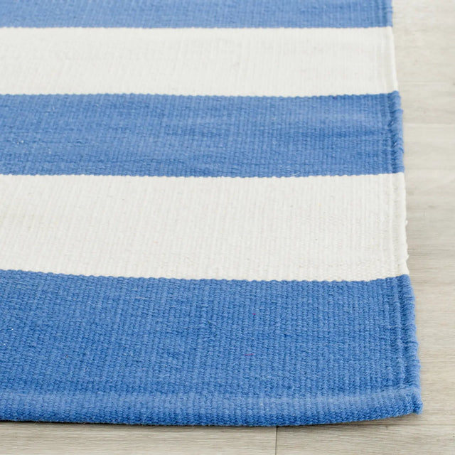 Safavieh Montauk 2'-3" x 10'-0" Rug in Blue / Ivory