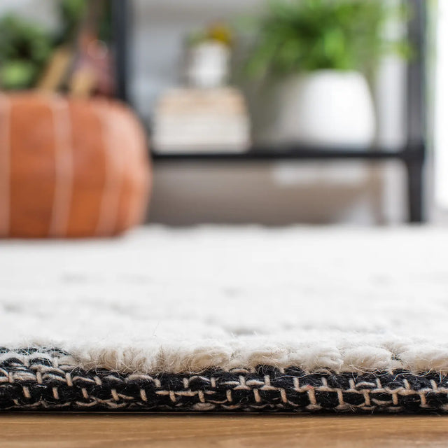 Safavieh Martha Stewart 4'-0" x 6'-0" Rug in Ivory / Black