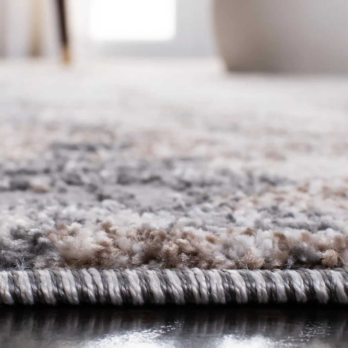 Safavieh Aston 4'-0" x 6'-0" Rug in Ivory / Grey