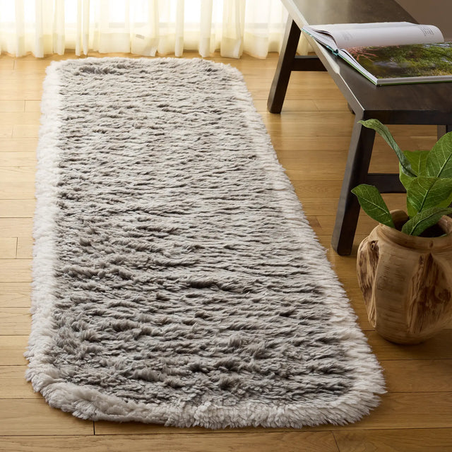 Safavieh Casablanca 2'-3" x 8'-0" Rug in Grey / Ivory