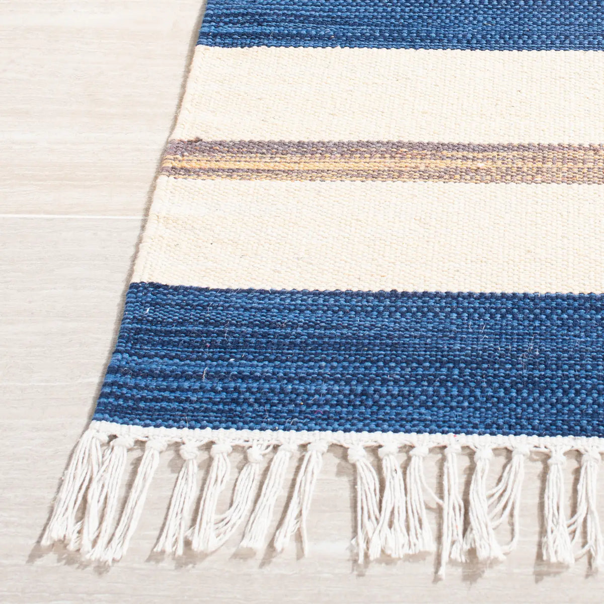 Safavieh Montauk 4'-0" x 6'-0" Rug in Blue / Red