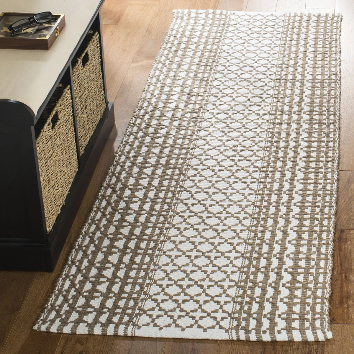 Safavieh Montauk 2'-3" x 7'-0" Rug in Taupe / Ivory