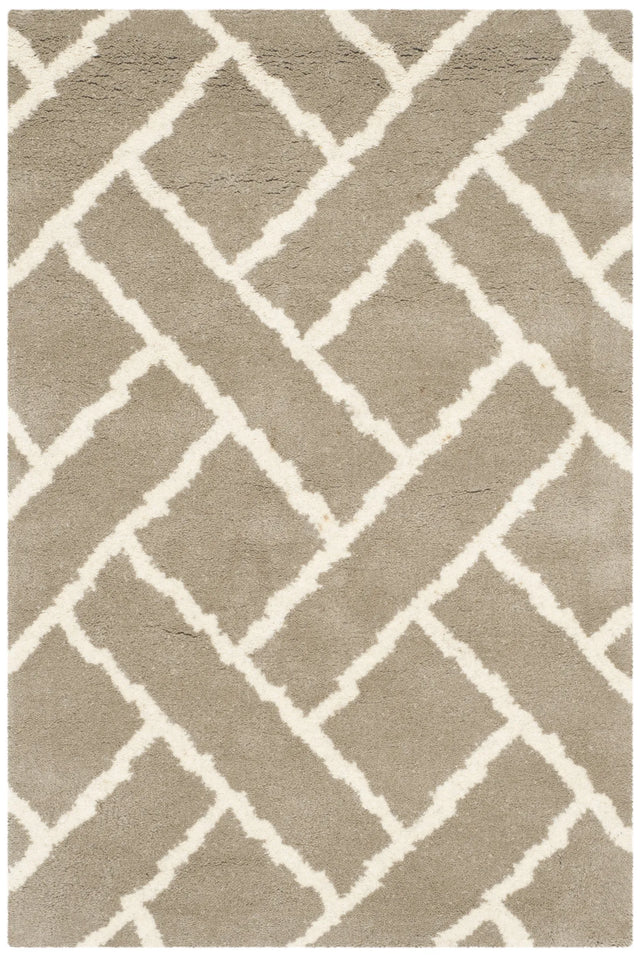 Safavieh Chatham 2'-0" x 3'-0" Rug in Beige / Ivory