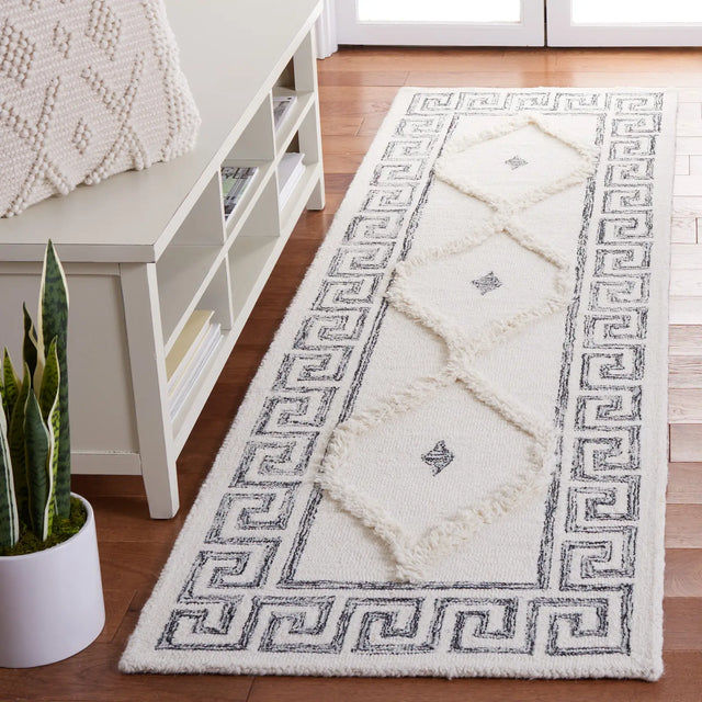 Safavieh Casablanca 2'-3" x 8'-0" Rug in Ivory / Black