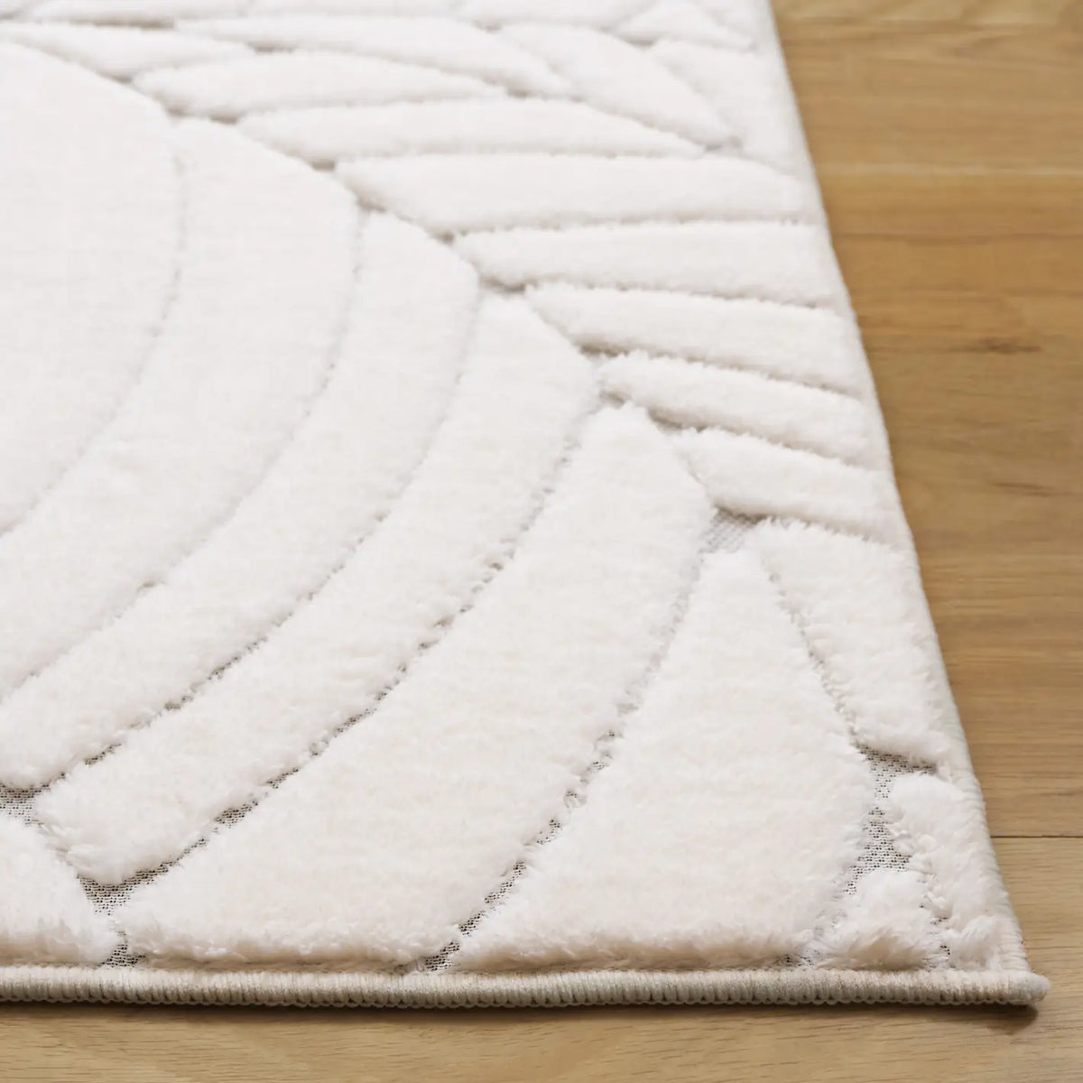 Safavieh Versailles 4'-0" x 6'-0" Rug in Ivory