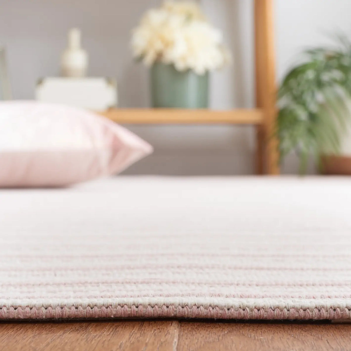 Safavieh Martha Stewart 5'-0" x 7'-0" Rug in Pink / Ivory
