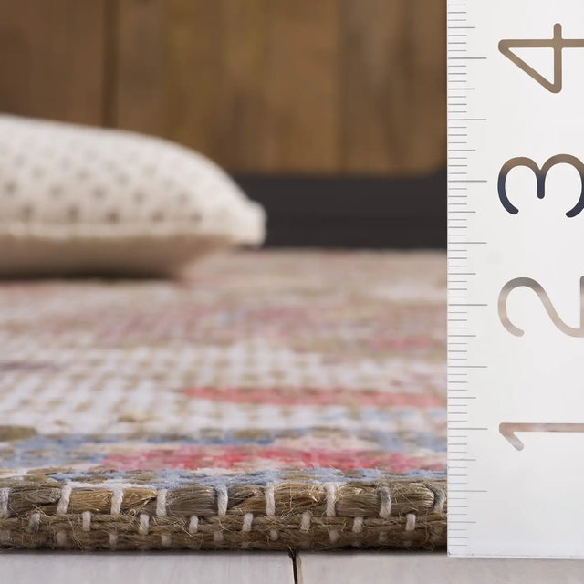 Safavieh Saffron 4'-0" x 6'-0" Rug in Ivory / Pink