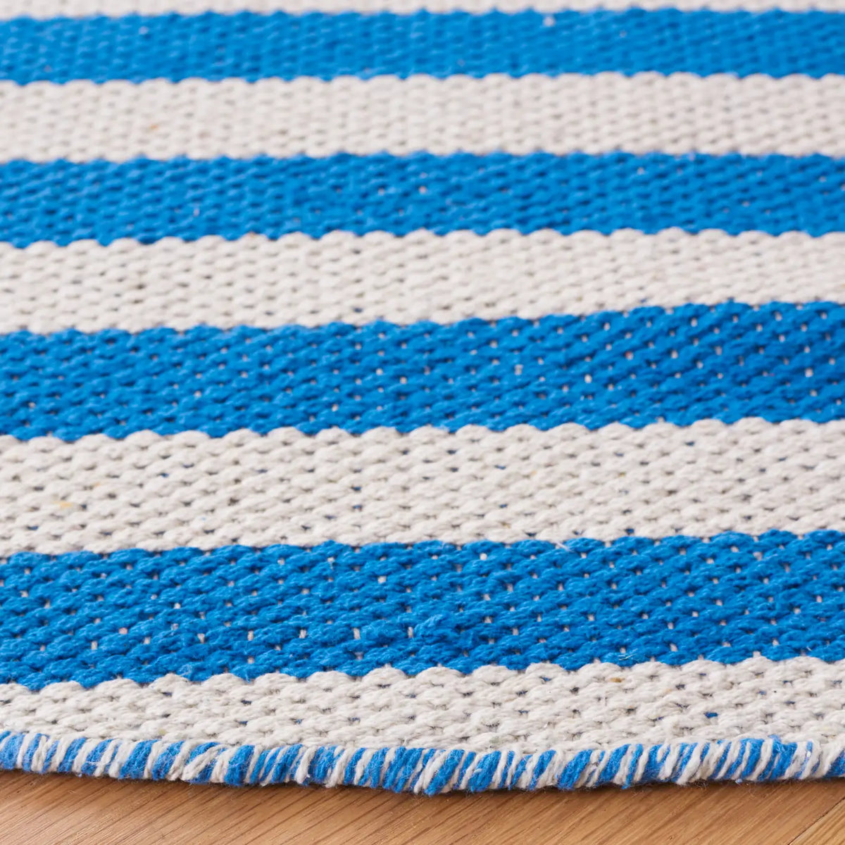 Safavieh Montauk 6'-0" x 6'-0" Rug in Ivory / Blue