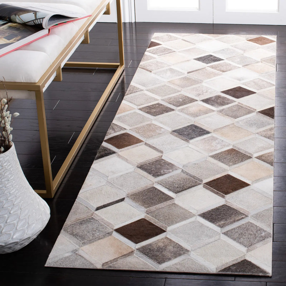 Safavieh Studio Leather 2'-3" x 7'-0" Rug in Ivory / Grey