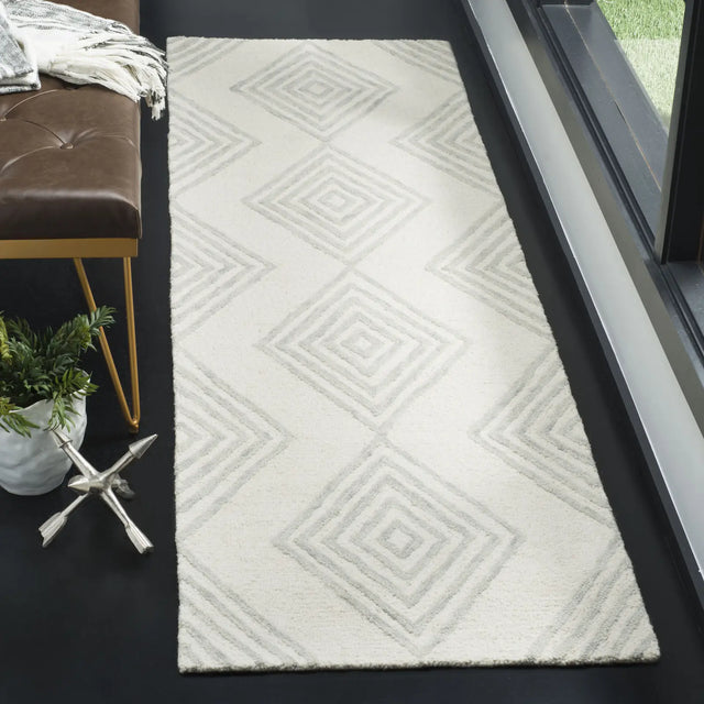 Safavieh Blossom 2'-3" x 8'-0" Rug in Ivory / Silver