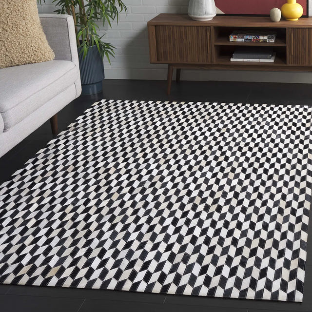 Safavieh Studio Leather 4'-0" x 6'-0" Rug in Ivory / Black