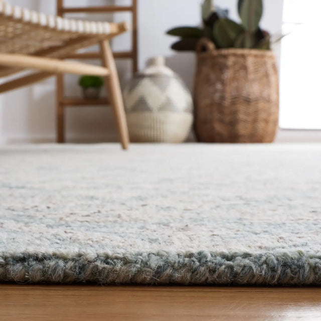 Safavieh Metro 4'-0" x 6'-0" Rug in Ivory / Light Blue