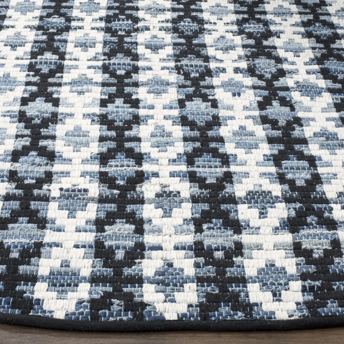 Safavieh Montauk 6'-0" x 6'-0" Rug in Ivory Blue / Black