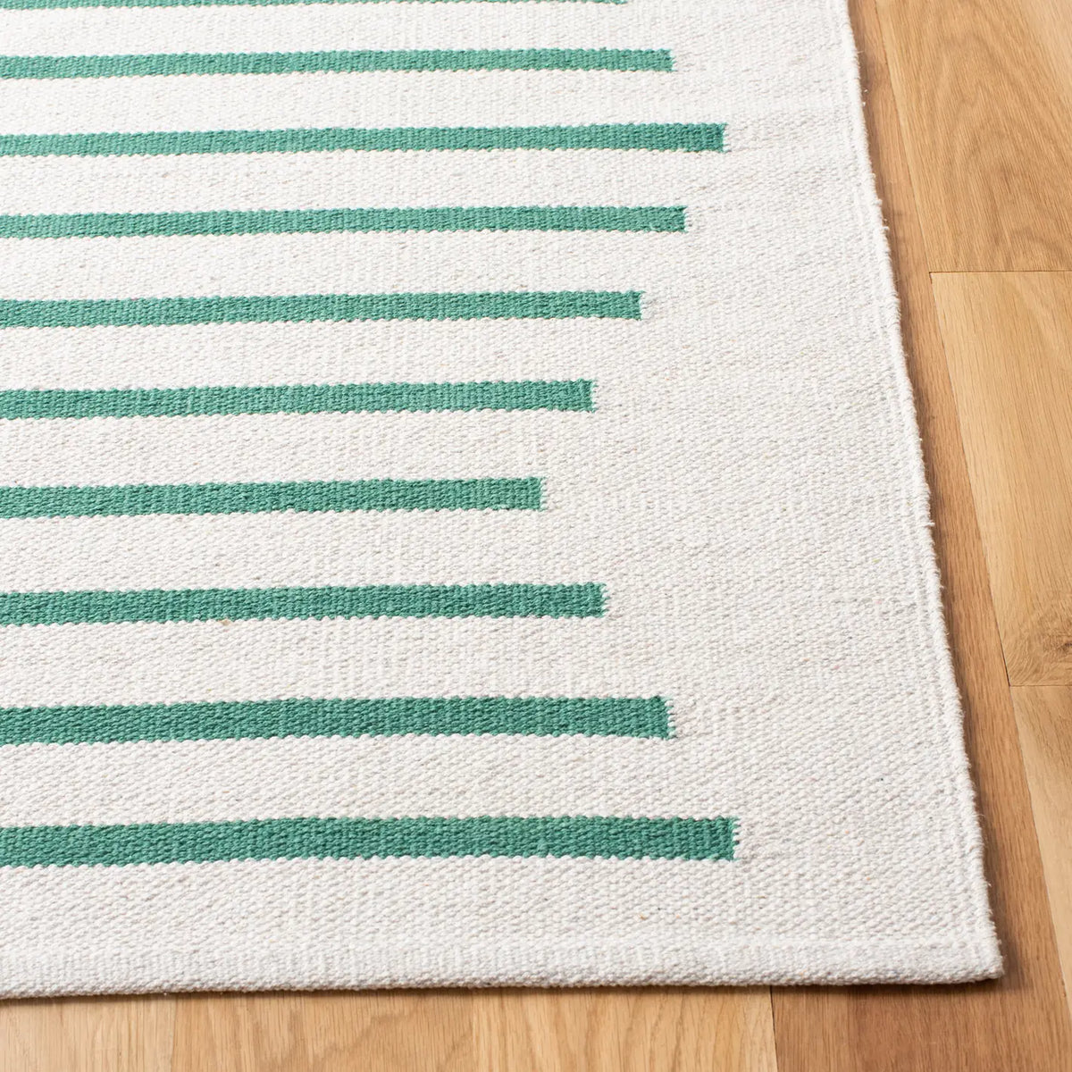 Safavieh Montauk 4'-0" x 6'-0" Rug in Ivory / Dark Green