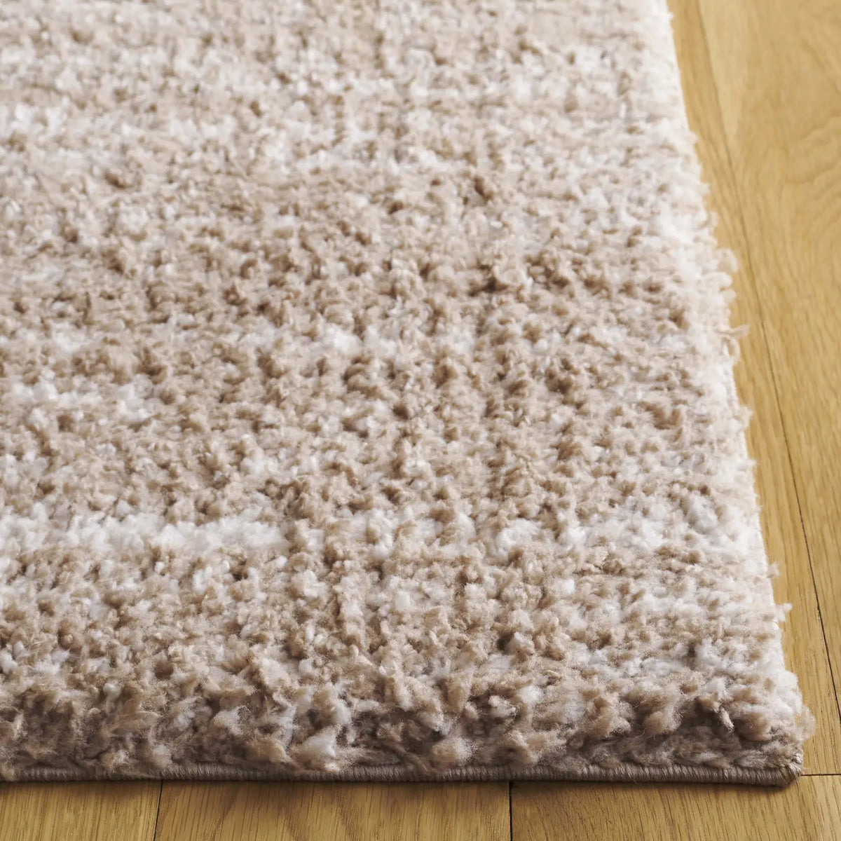 Safavieh Rumi Shag 4'-0" x 6'-0" Rug in Beige / Ivory