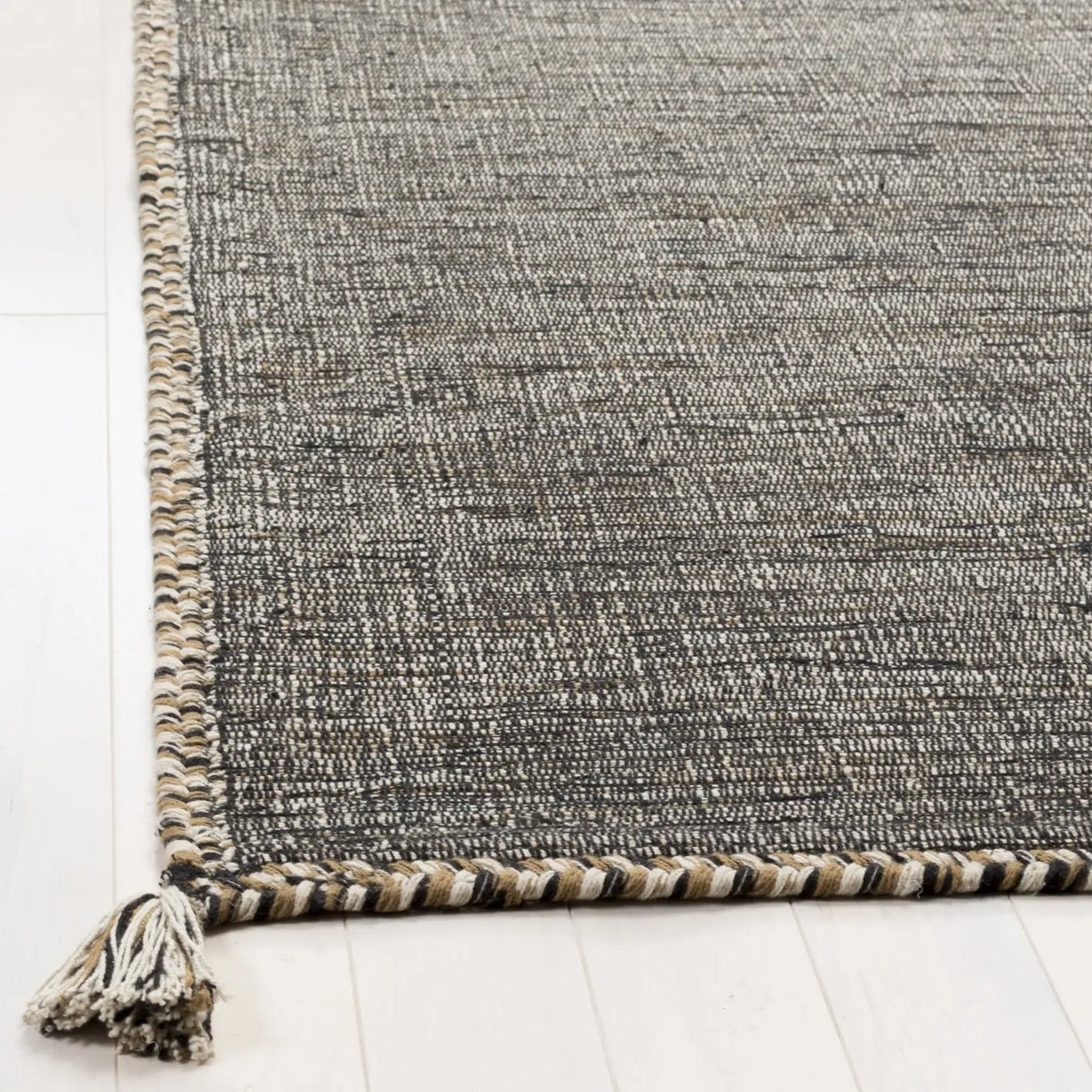 Safavieh Montauk 4'-0" x 6'-0" Rug in Beige / Black