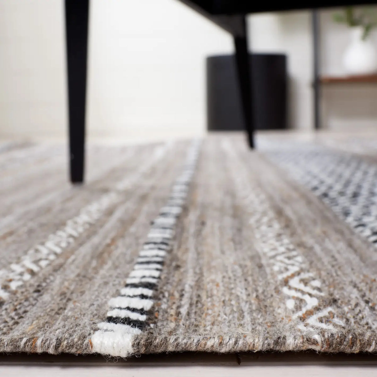 Safavieh Striped Kilim 4'-0" x 6'-0" Rug in Black / Ivory