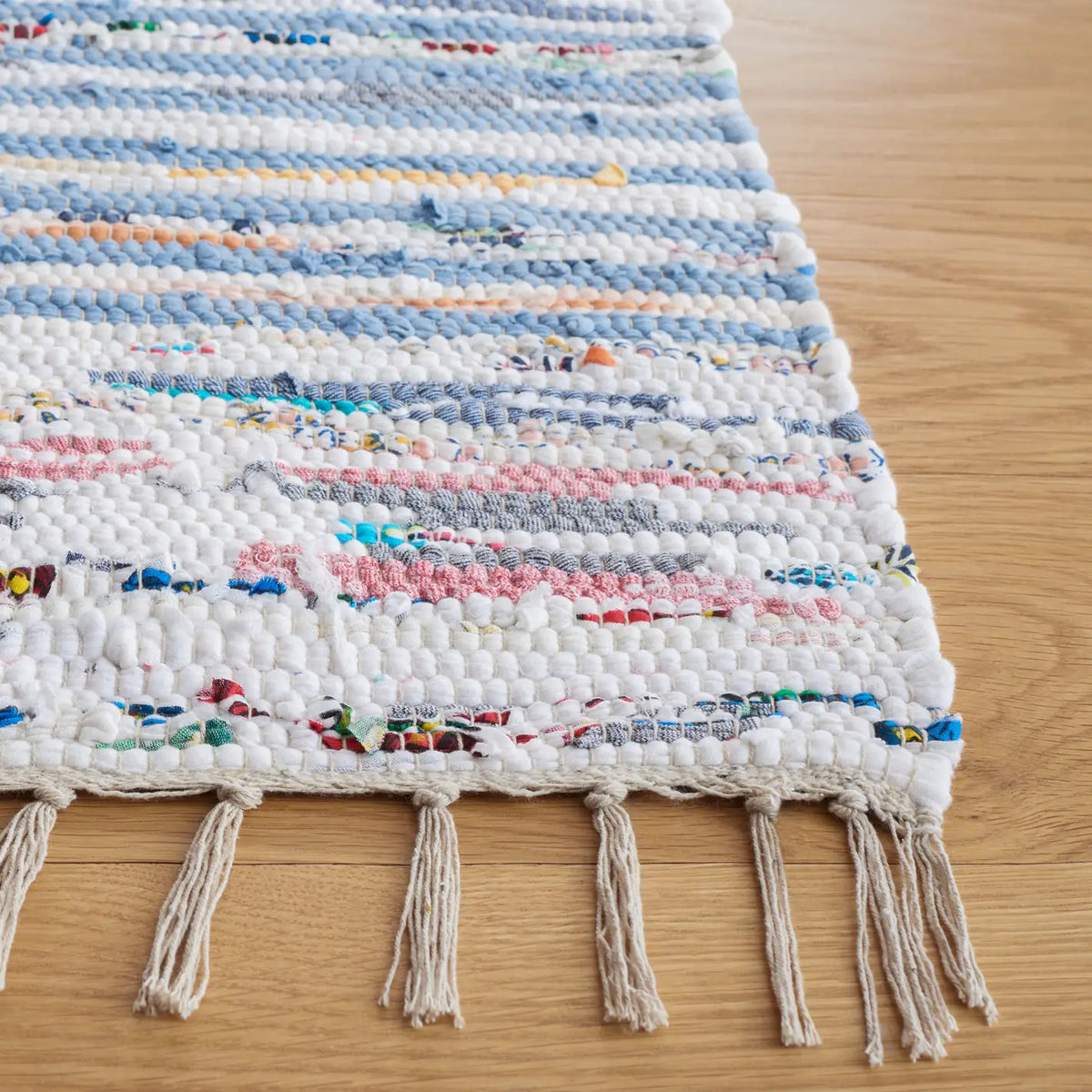 Safavieh Montauk 4'-0" x 6'-0" Rug in Blue / Ivory