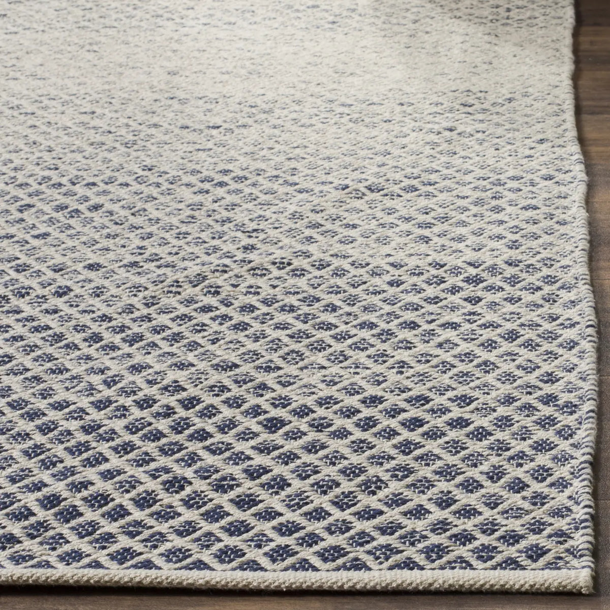 Safavieh Montauk 4'-0" x 6'-0" Rug in Navy / Ivory