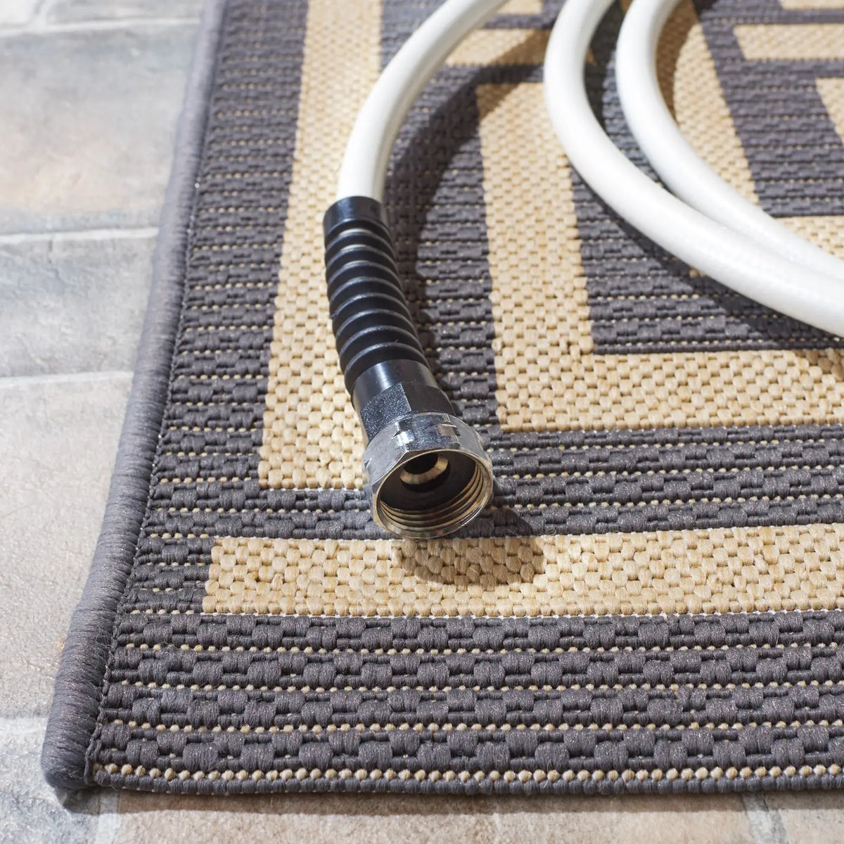 Safavieh Courtyard 4'-0" x 5'-7" Rug in Grey / Cream
