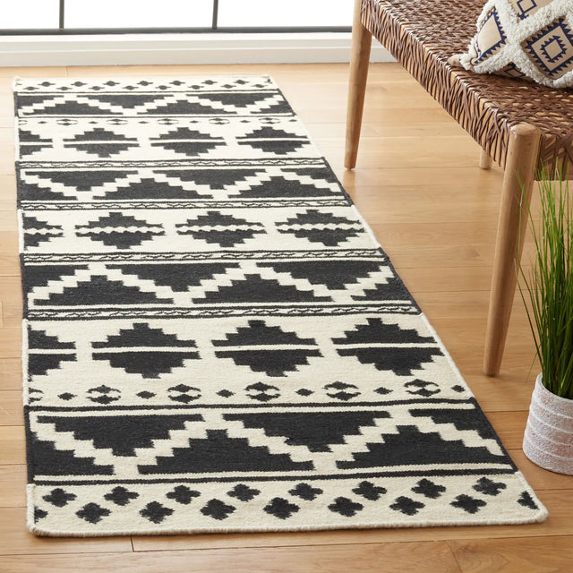 Safavieh Dhurries 2'-6" x 8'-0" Rug in Black / Ivory