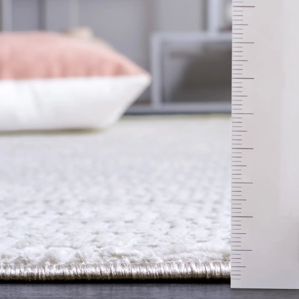 Safavieh Hanna 4'-0" x 6'-0" Rug in Grey / Ivory