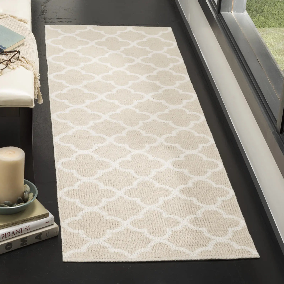 Safavieh Montauk 2'-3" x 7'-0" Rug in Beige / Ivory