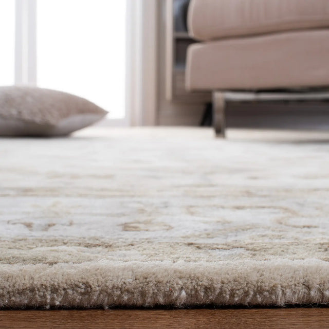 Safavieh Royalty 8'-0" x 10'-0" Rug in Cream / Light Grey