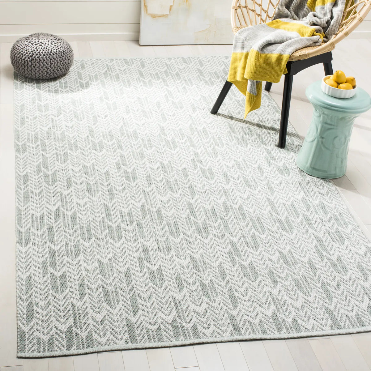 Safavieh Montauk 5'-0" x 8'-0" Rug in Light Green / Ivory