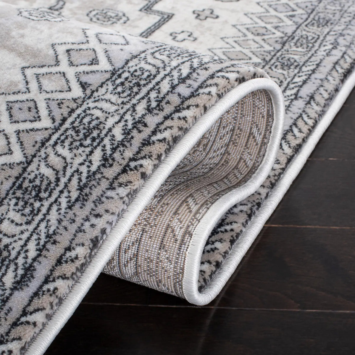 Safavieh Carnegie 4'-0" x 6'-0" Rug in Ivory / Grey