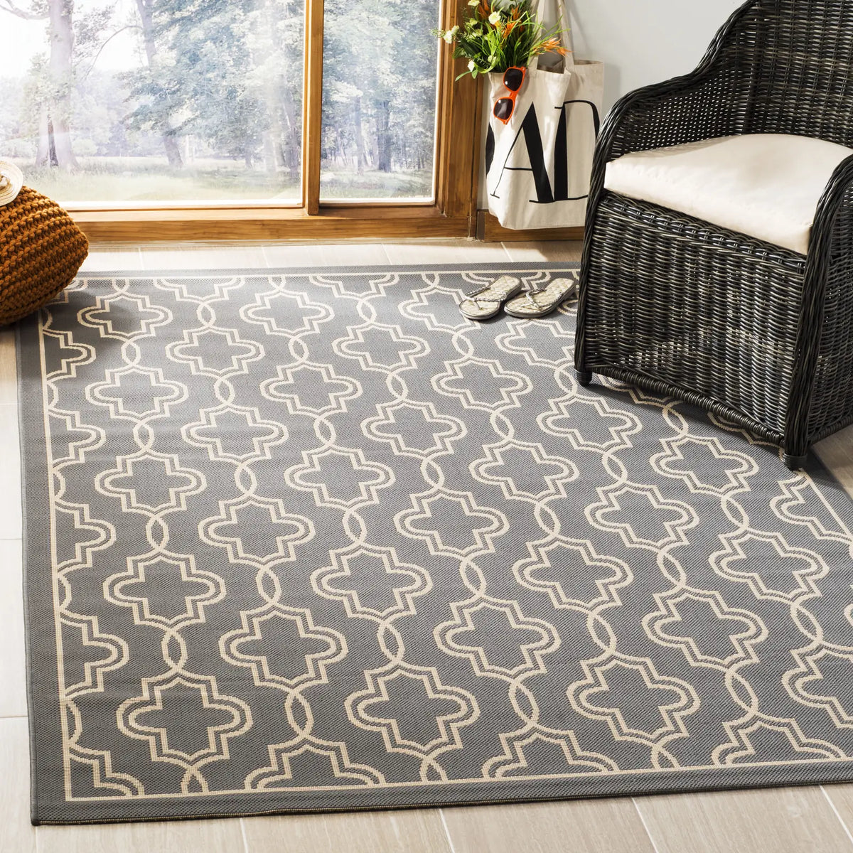 Safavieh Martha Stewart 4'-0" x 5'-7" Rug in Anthracite / Beige