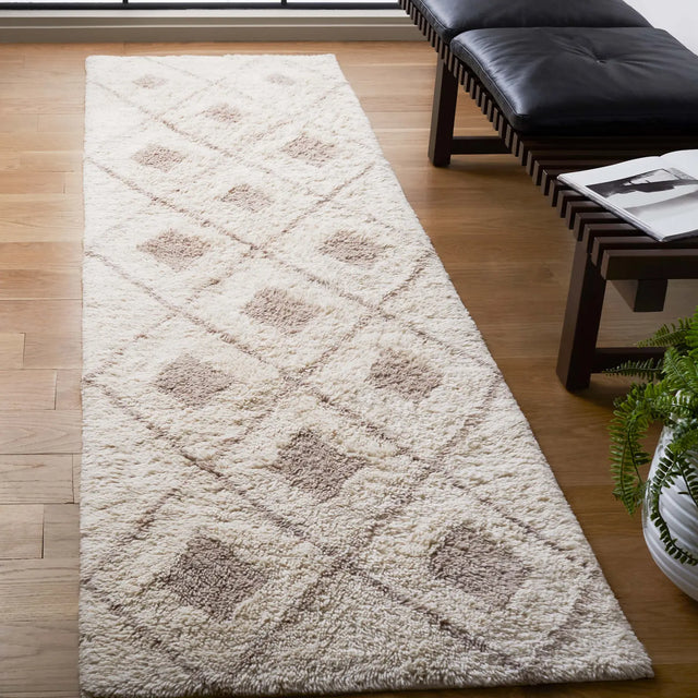 Safavieh Vermont 2'-3" x 8'-0" Rug in Ivory / Beige