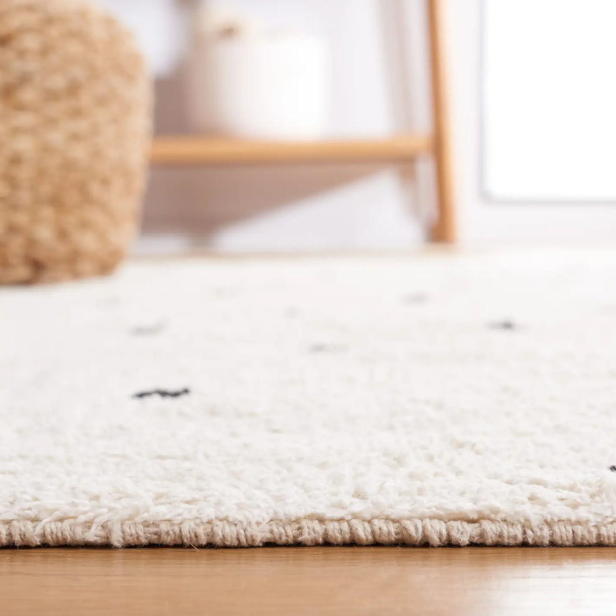 Safavieh Easy Care 5'-0" x 8'-0" Rug in Ivory / Black