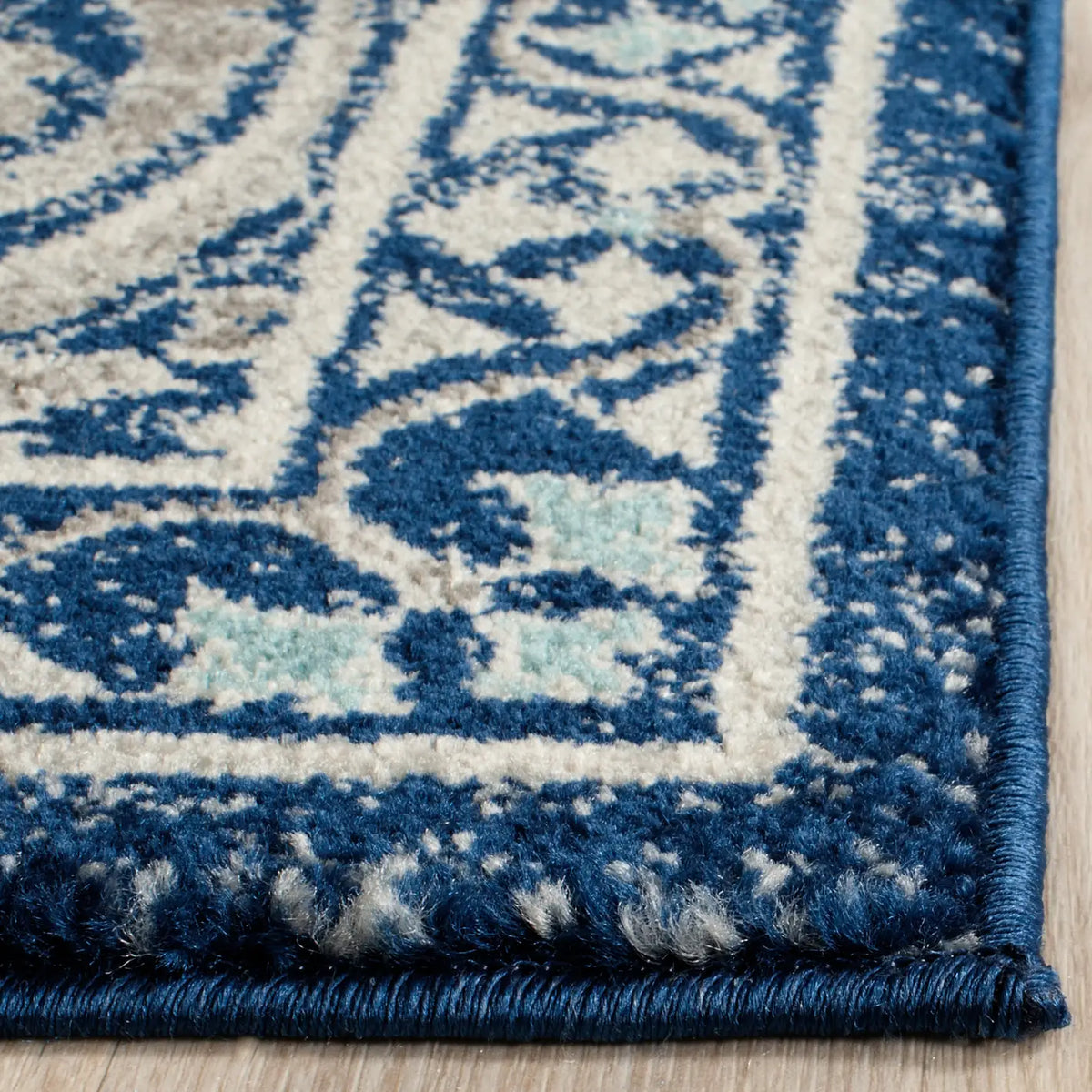 Safavieh Evoke 4'-0" x 6'-0" Rug in Blue / Ivory