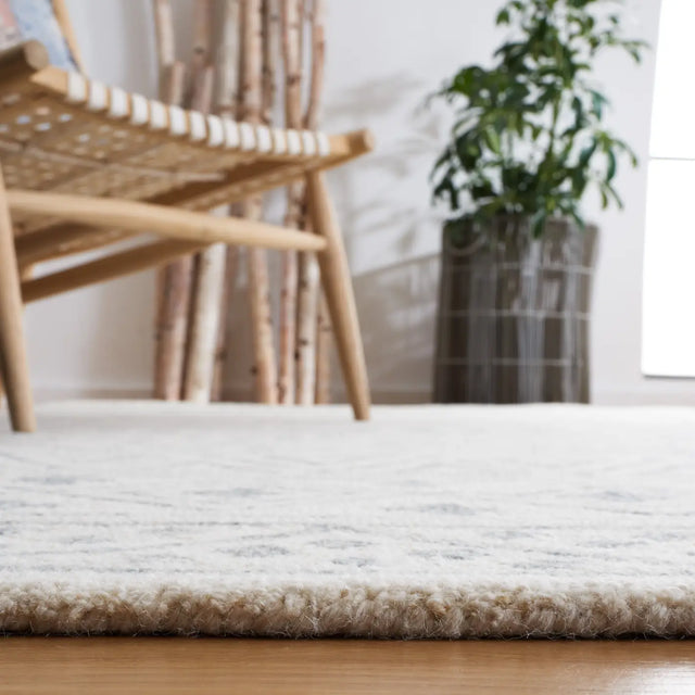 Safavieh Metro 4'-0" x 6'-0" Rug in Ivory / Grey