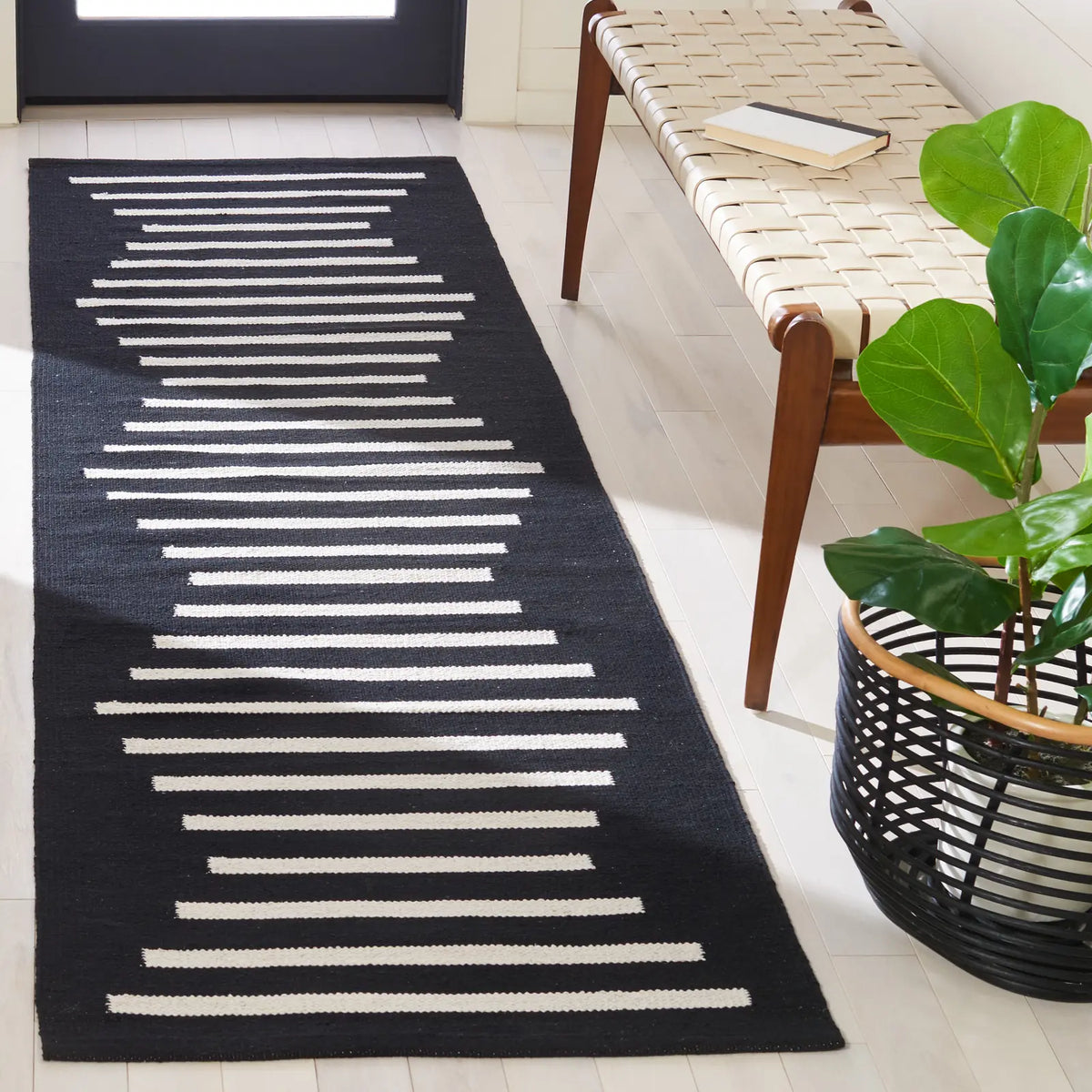 Safavieh Montauk 2'-3" x 8'-0" Rug in Black / Ivory