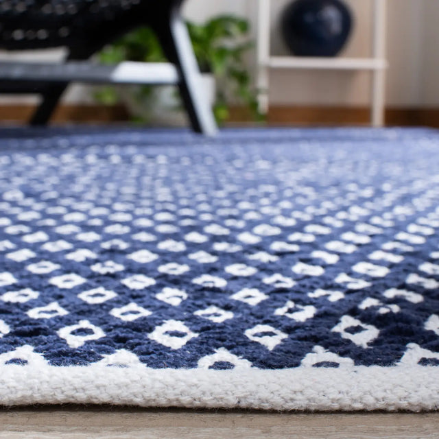 Safavieh Boston 5'-0" x 8'-0" Rug in Navy