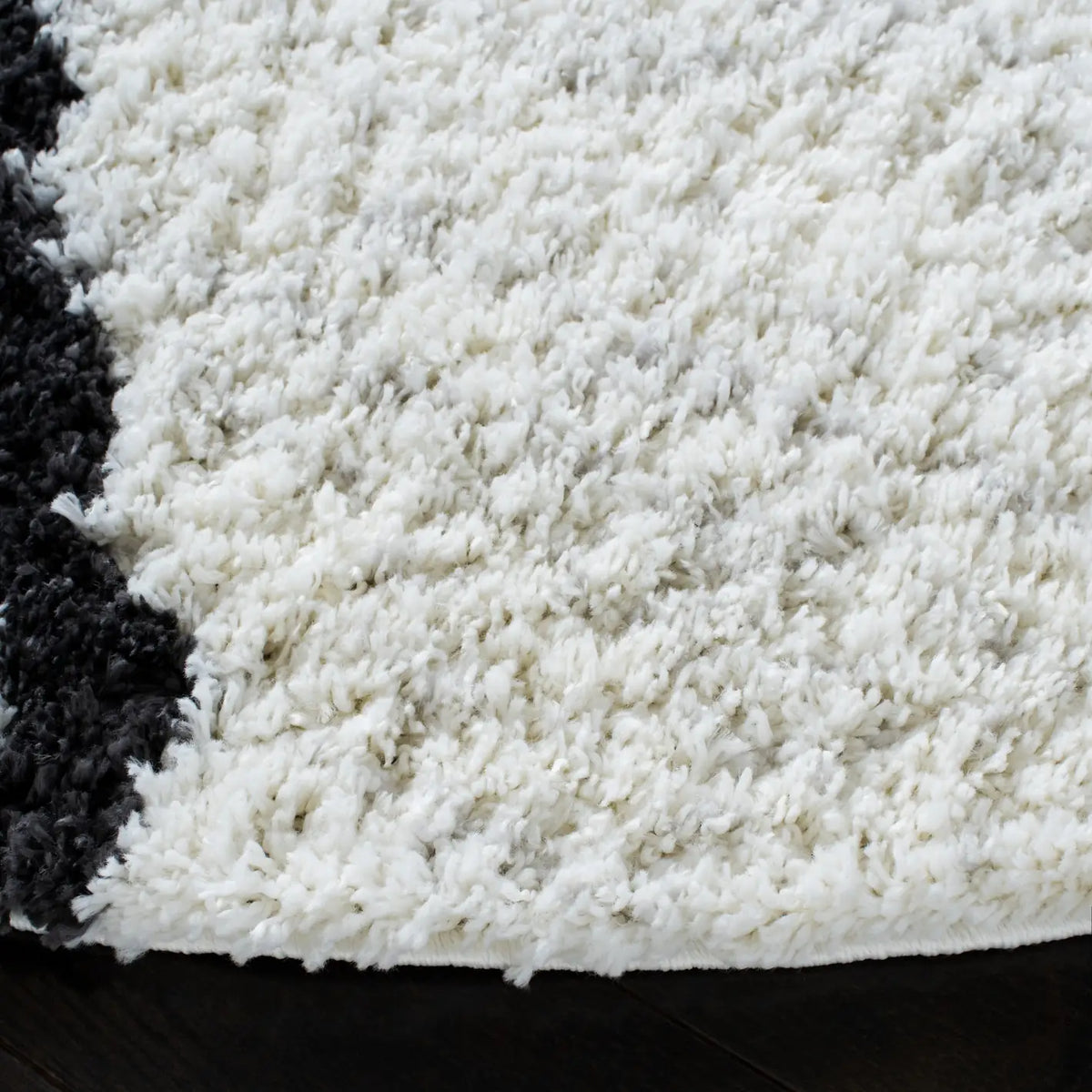 Safavieh August Shag 500 6'-7" x 6'-7" Rug in Ivory / Black