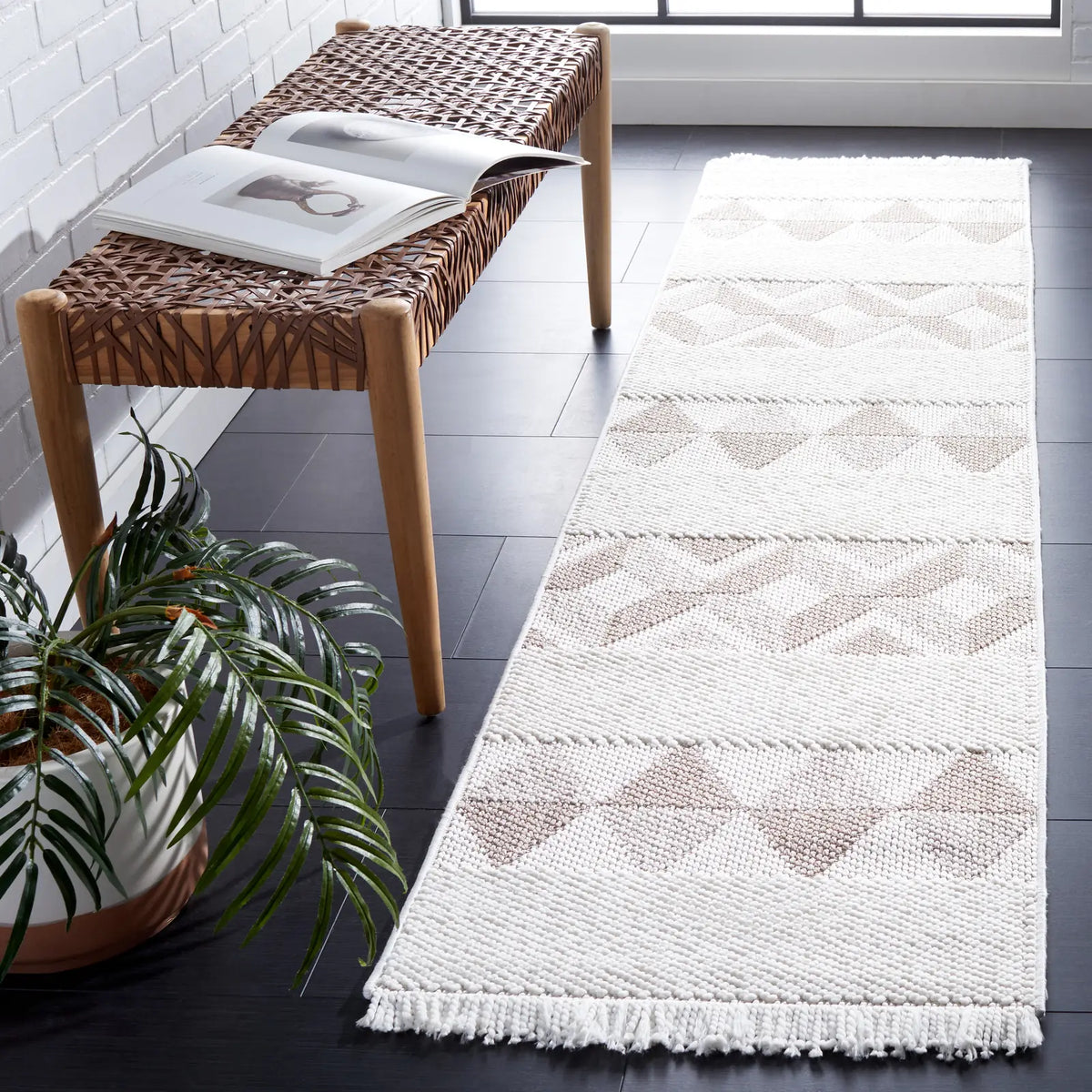 Safavieh Lotus 2'-0" x 8'-0" Rug in Ivory / Beige