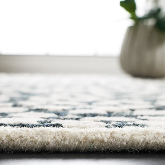 Safavieh Metro 4'-0" x 6'-0" Rug in Black / Ivory