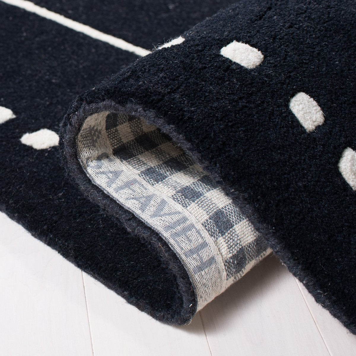 Safavieh Bella Bel151E Black/Ivory Rug