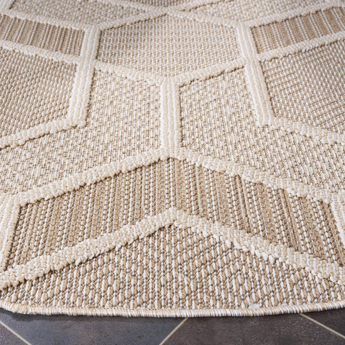 Safavieh Global 6'-7" x 6'-7" Rug in Beige / Ivory