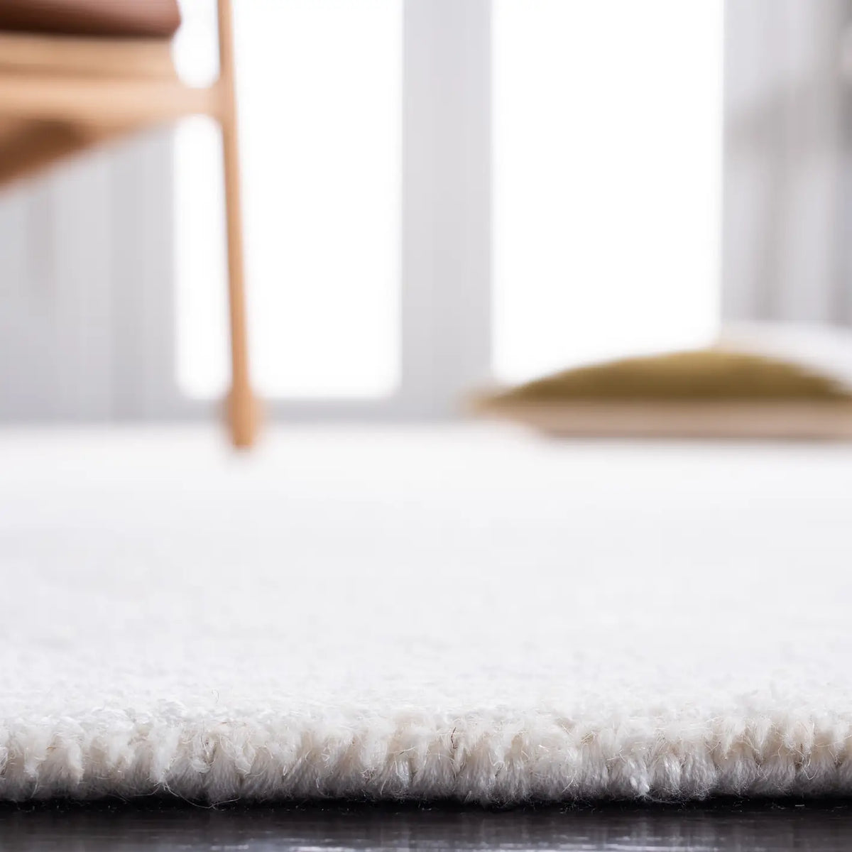 Safavieh Himalaya 4'-0" x 6'-0" Rug in Ivory