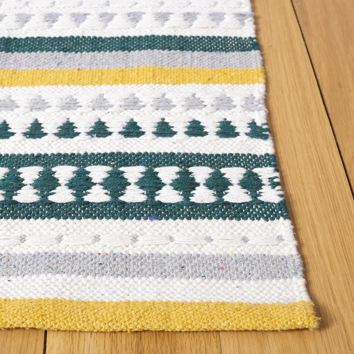 Safavieh Montauk 4'-0" x 6'-0" Rug in Yellow / Ivory