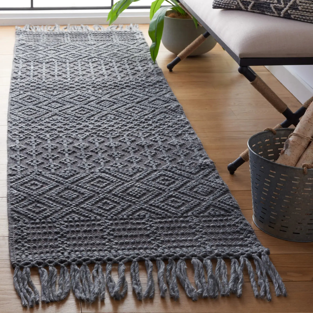 Safavieh Casablanca 2'-3" x 8'-0" Rug in Dark Grey