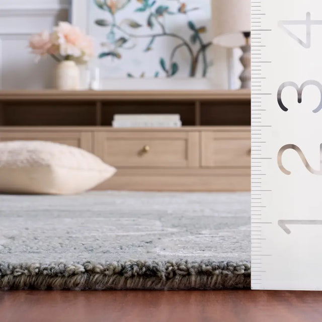 Safavieh Glamour 5'-0" x 8'-0" Rug in Silver / Ivory