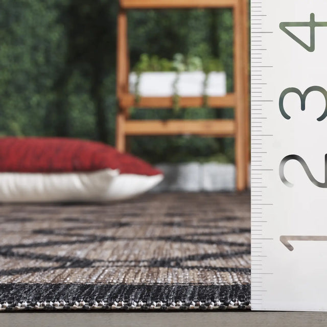 Safavieh Courtyard 4'-0" x 5'-7" Rug in Natural / Black